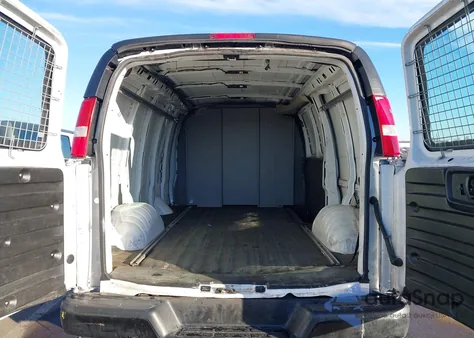 2017 Chevrolet Express 2500 Work Van z USA, uszkodzony, nr VIN 1GCWGAFF4H1326784